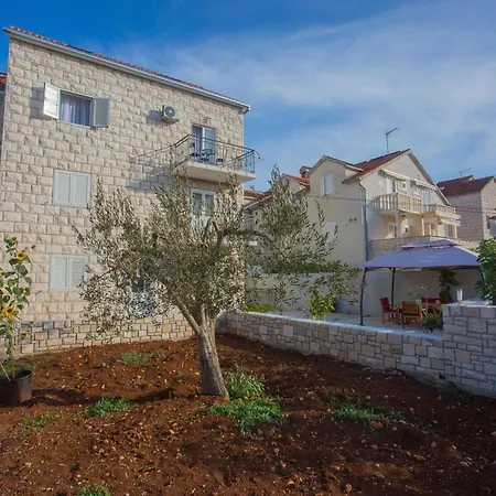 Lenka - One Bedroom With Balcony And Garden View A1 *